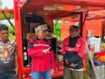 Plt Sekda Kota Bengkulu, Tony Alfian tengha berdiskusi dengan Kepala BPBD Kota Bengkulu, I Made Arwana dibelakang mobil daput umum di salah satu lokasi banjir di wilayah ini.(Foto/Ist)