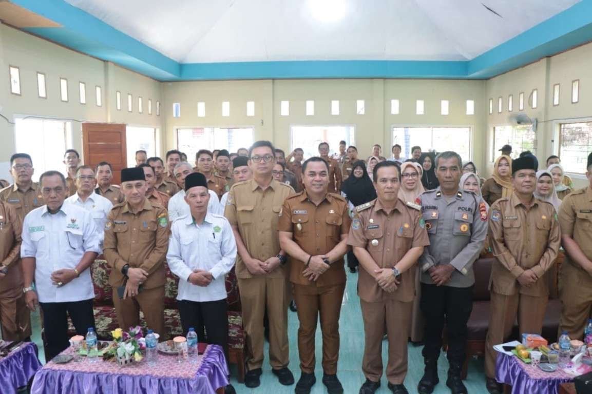 Musrenbang Benteng Wakil Bupati Bengkulu Tengah, Tarmizi foto bersama usai membuka Musrenbang tingkat kecamatan di Margo Mulyo, Kecamatan Pondok Kubang.(Foto/Ist)