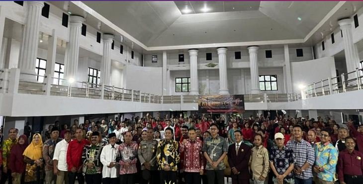 Ketua DPRD Bengkulu Tengah, Fepi Suheri bersama Arsyad Hamza menghadiri perayaan Natal Ouikumene di Gedung Raflesia, Renah Semanek, Bengkulu Tengah.(Foto/Ist)