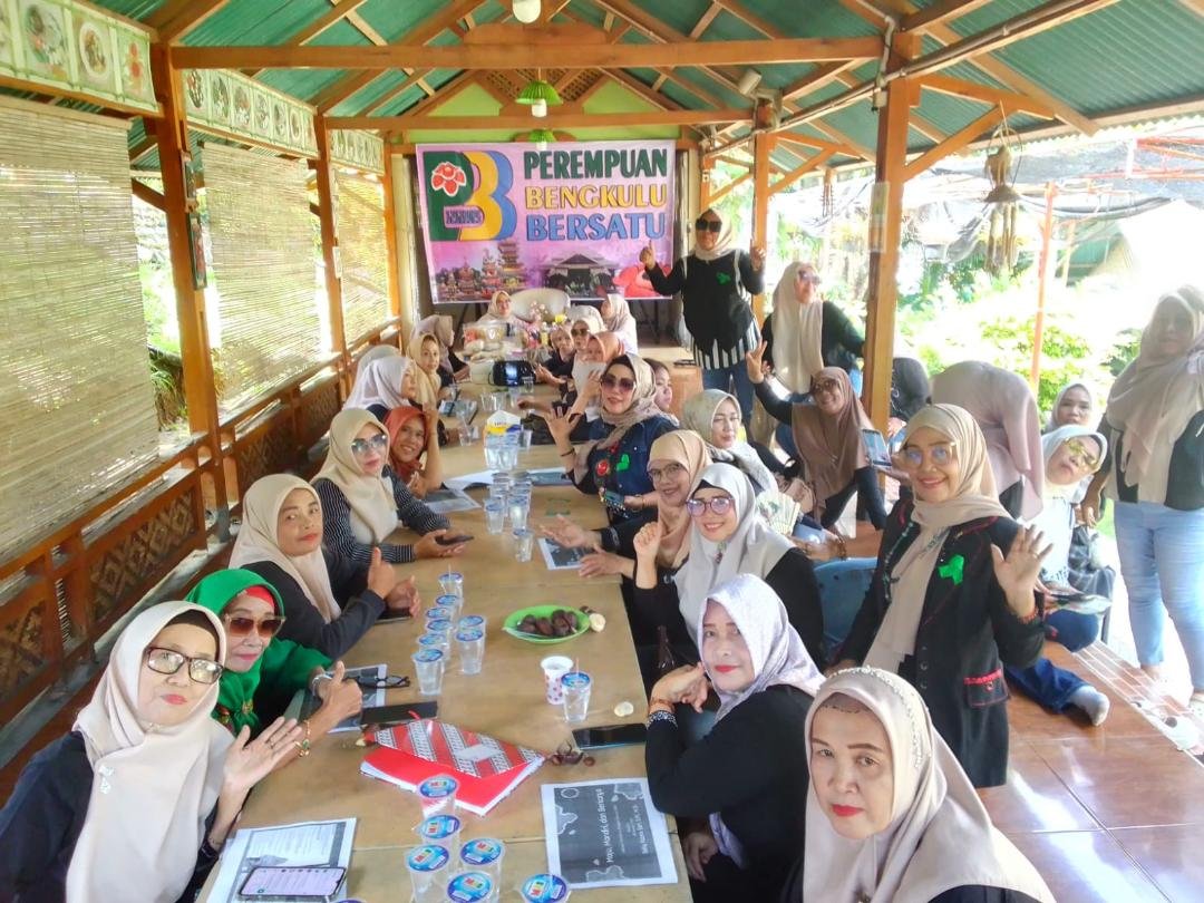 Ormas PBB Resmi Terbentuk Pertemuan perdana Organisasi Perempuan Bengkulu Bersatu (PBB) resmi terbentu dan menggelar pertemuan perdana di salah satu kafe di Kota Bengkulu guna membahas berbagai program kerja ormas kedepan.(Foto/Ist)
