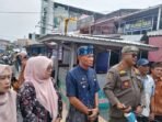 Plt Kadis Perindag Bengkulu, Alex Periansyah dan Kasat Pol PP, Sahat Sitomorang tengah memberikan pengarahan kepada PKL yang akan direlokasi ke Pasar Tradisional Modern (PTM) Kota Bengkulu.(Foto/Ist)