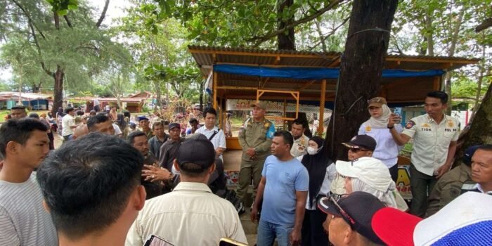 Pemkot Bengkulu menertibkan pedagang kali lima (PKL) di sekitar Taman Berkas, Pantai Panjang, Kota Bengkulu, dalam upaya penataan ruang publik.(Foto/Ist)
