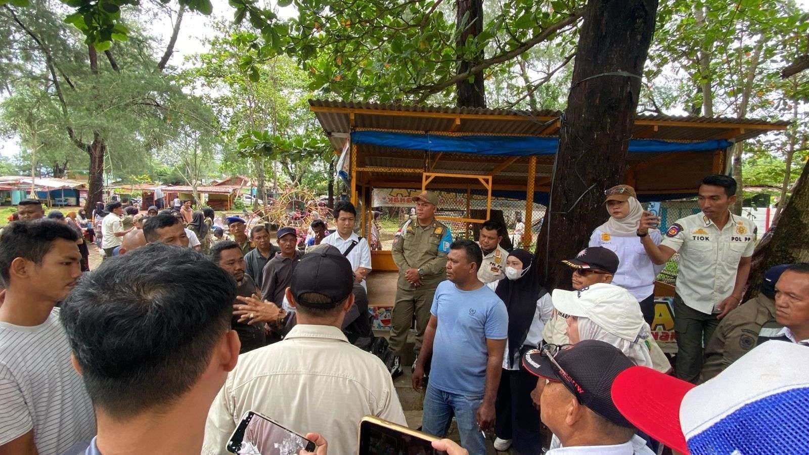 PKL Taman Berkas Ditertibkan Pemkot Bengkulu menertibkan pedagang kali lima (PKL) di sekitar Taman Berkas, Pantai Panjang, Kota Bengkulu, dalam upaya penataan ruang publik.(Foto/Ist)