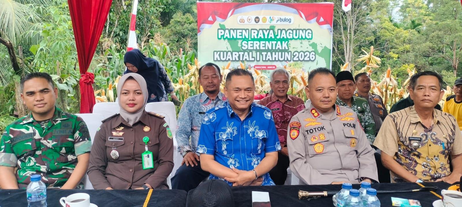 Panen Jagung Benteng Bupati Rachmat Riyanto (ketiga dari kiri) menghadiri panen raya jagung serentak kuartal V tahun 2025, di Desa Karang Tengah, Kecamatan Karang Tinggi, Kamis 8 Januari 2026.(Foto/Ist)