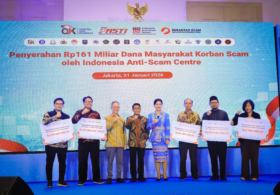 Penyerahan dana Masyarakat Indonesia Anti-Scam Centre (IASC) berhasil menyerahkan Rp 161 miliar dana masyarakat korban penipuan digital. Hal ini membuktikan komitmen OJK melindungi dana masyatakat dari korban penipuan digital.(Foto/Humas OJK)