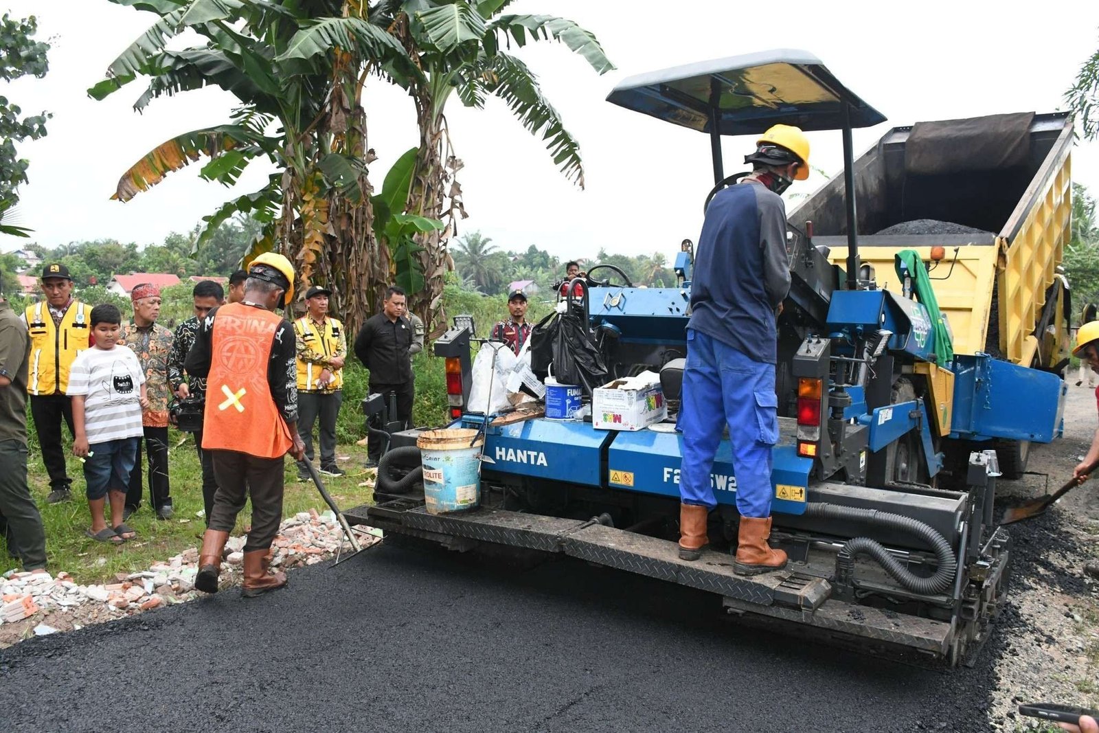 Pemkot Bengkulu pada tahun 2026 masih fokus untuk melakukan perbaikan dan pembangunan jalan dalam kota sesuai dengan program 1.000 mulus. Merealisasikan ini pemkot anggarkan Rp 200 miliar.(Foto/Ist)