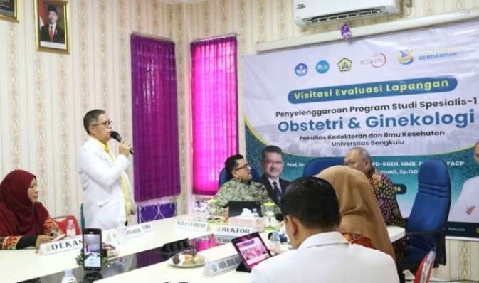 Prodi Dokter Spesialias Unib Dekan FKIK Unib dan calon Ketua Prodi PPDS Obsgyn saat menyampaikan presentasi di hadapan Asesor.(Foto/Humas Unib/Purna Herawan)