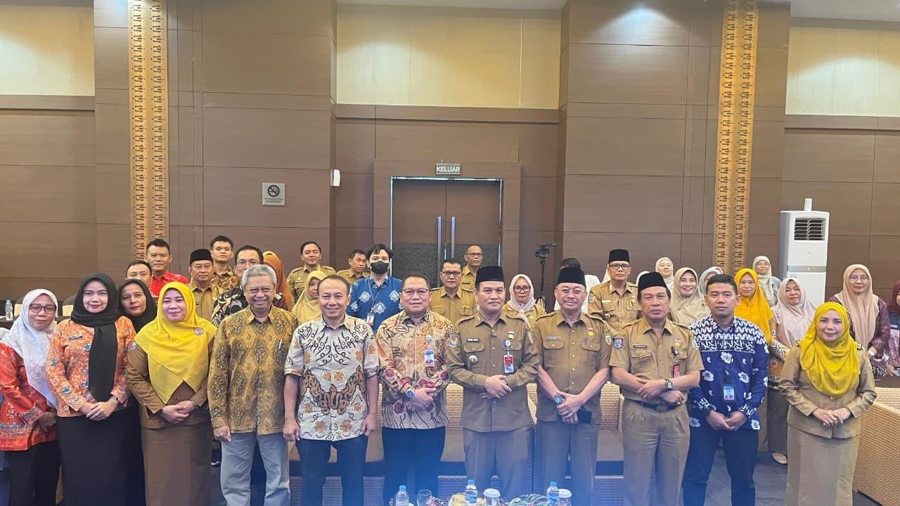 Kepala Perwakilan Bank Indonesia Bengkulu, Wahyu Yuwana Hidayat, Sekda Bengkulu, Herwan Antoni foto bersama dengan para peserta rapat TIPD Provinsi Bengkulu di hotel Santika, Senin 26 Januari 2026.(Foto/Ist)