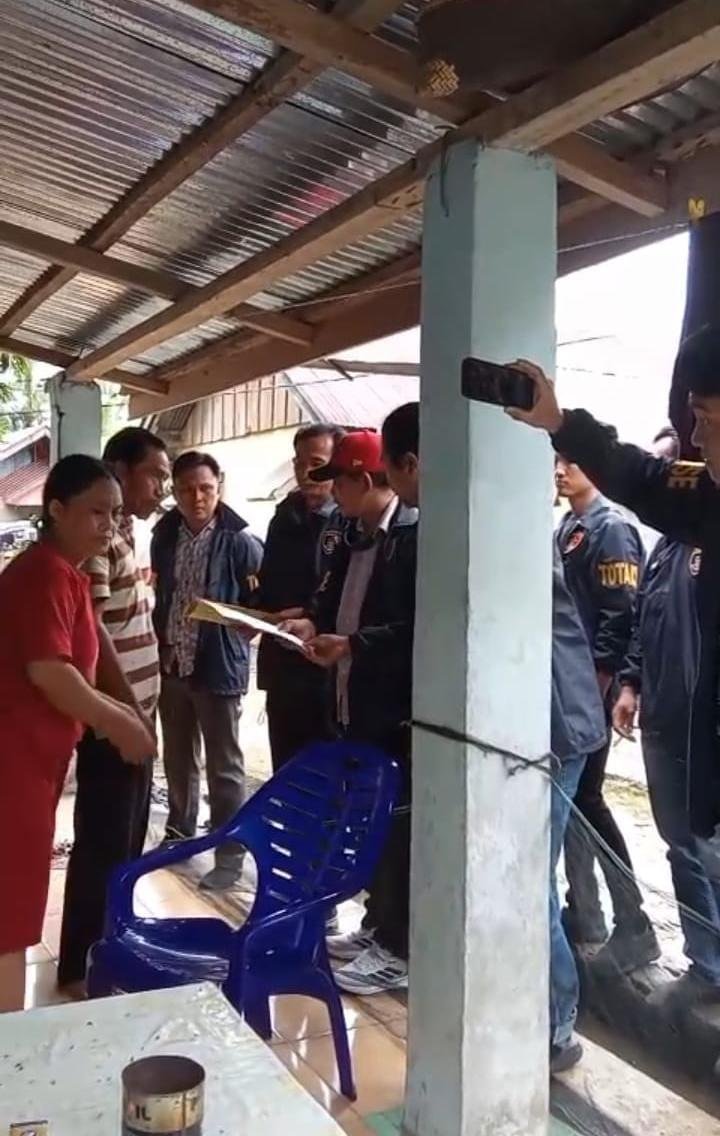 Rumah korban kasus penembakan petani Pino Raya, Bengkulu Selatan didatangi aparat penegak hukum (APH) setempat.(Foto/Walhi Bengkulu)