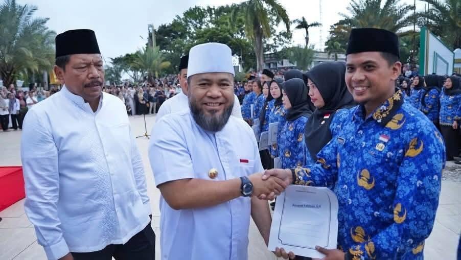 Gubernur Bengkulu, Helmi Hasan didampingi Wagub Mian menyerahkan secara simbolis SK pengangkatan terhadap ribuan PPPK Paruh Waktu di lingkup Pemprov Bengkulu, Rabu 31 Desember 2025.(Foto/Ist)