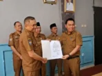 Serahkan SK Plt Kadis Benteng Bupati Rachmat Riyanto serahkan Surat Keputusan (SK) penunjukan pejabat pelaksana (Plt) 9 kepala OPD dilingkup Pemkab Bengkulu Tengah karena pejabat sebelumnya telah pensiun, sehingga agar roda pemerintahan berjalan baik maka perlu ditunjuk pejabat pelaksana sampai terpilih pejabat definitif.(Foto/Ist)