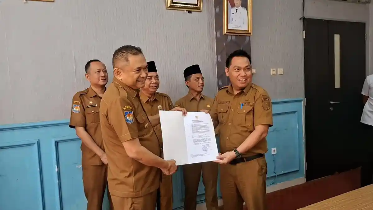 Bupati Rachmat Riyanto serahkan Surat Keputusan (SK) penunjukan pejabat pelaksana (Plt) 9 kepala OPD dilingkup Pemkab Bengkulu Tengah karena pejabat sebelumnya telah pensiun, sehingga agar roda pemerintahan berjalan baik maka perlu ditunjuk pejabat pelaksana sampai terpilih pejabat definitif.(Foto/Ist)