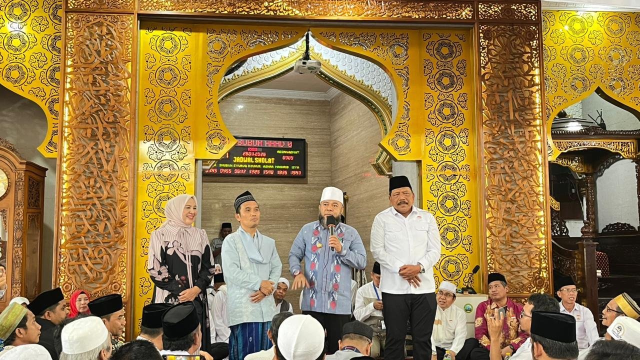 Gubernur Bengkulu, Helmi Hasan dan Wagub, Mian menghadiri Tabligh Akbar yang dilaksanakan BKMT Bengkulu di Masjid Baitul Izzah Kota Bengkulu menghadirkan ustadz kondang Maulana.(Foto/Ist)