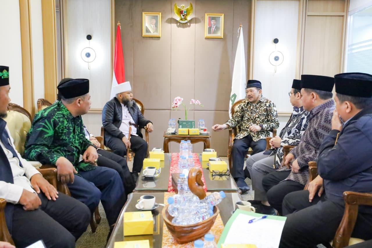 Temui Ketua Baznas Pusat Helmi Gubernur Bengkulu Helmi Hasan saat menemui Ketua Baznas Prof KH Noor Achmad di Jakarta, Jumat 30 Januari 2026.(Foto/Ist)