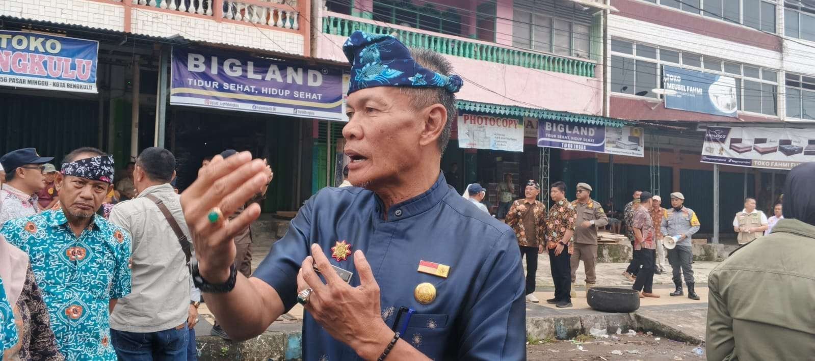 Pelaksana Tugas (Plt) Kepala Dinas Perdagrin Kota Bengkulu, Alex Periansyah memantau persiapan relokasi pedagang KZ Abidin I ke PTM Bengkulu.(Foto/Ist)
