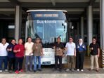 Wagub Bengkulu, Mian foto bersama ketika mengunjungi pool PO SAN di kawasan Rawa Makmur Kota Bengkulu untuk menyaksikan bus baru bahan bakar listrik yang diap dioperasikan mengangkut penumpang mudik lebaran 2026 mendatang.(Foto/Ist)