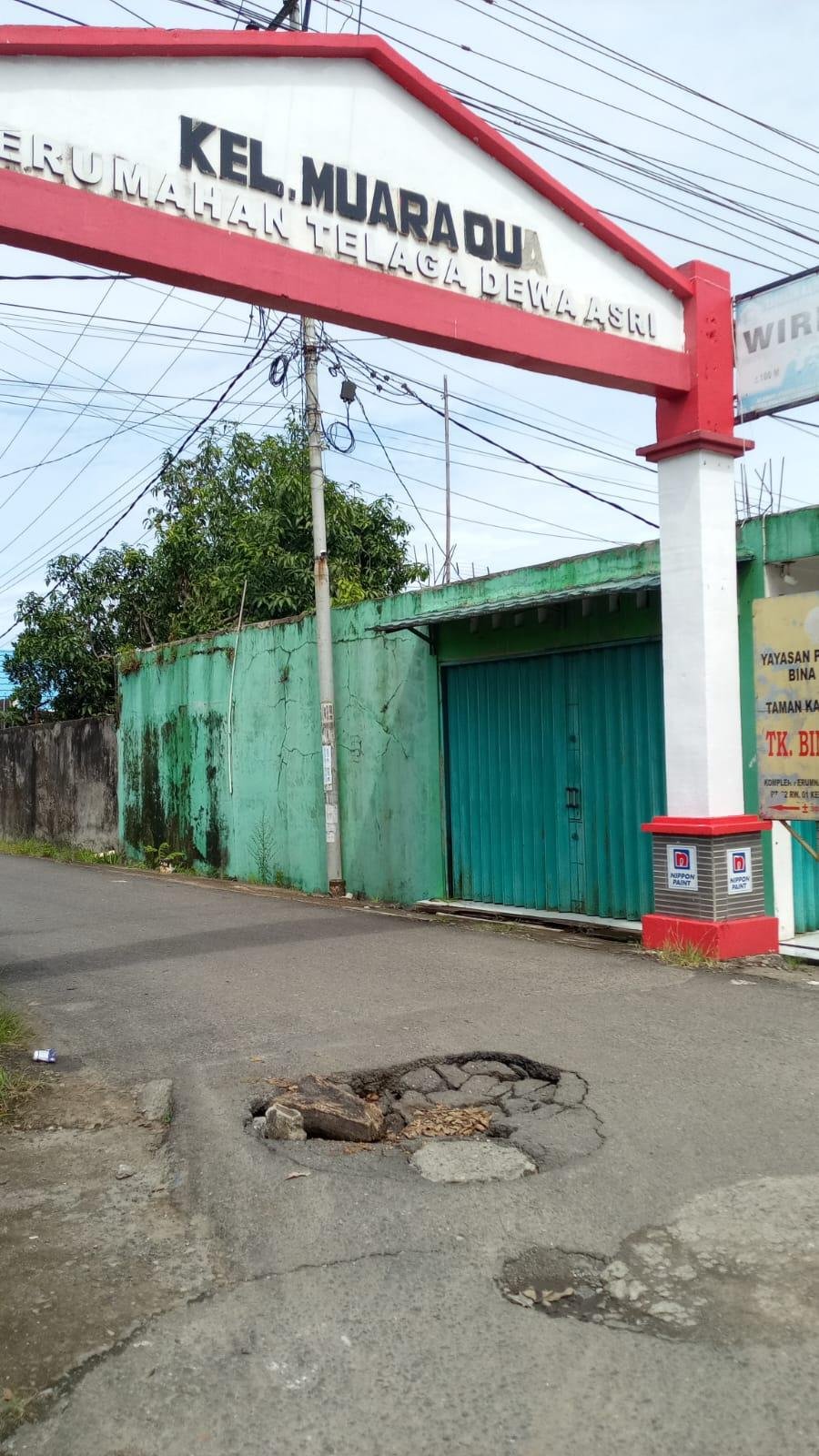 Vila Dewa Muara Dua Pemerintah kota dinilai lambat memperbaiki gorong-gorong jebol di jalan utama komplek perumahan Permata Dewa Asri, Kelurahan Muara Dua, Kecamatan Kampung Melayu, Kota Bengkulu sehingga warga berinisiatif memperbaikinya dengan gotong royong serta sumbang dana membeli bahan bangunan.(Foto/HCR)
