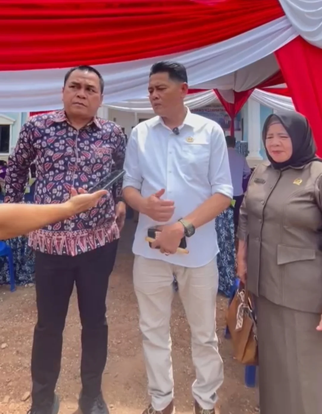 Wabup dan Ketua DPRD Benteng Ketua DPRD Bengkulu Tengah, Fepi Suheri (tengah) dampingi Wakil Bupati (Wabup) Tarmizi (kiri) dan anggota DPRD Bengkulu Tengah dapil Kecamatan Semidang Lagan dan Talang Empat dari Partai Golkar saat menghadiri Musrenbangcam di Desa Semidang Lagan, Rabu 28 Januari 2026.(Foto/Ist)