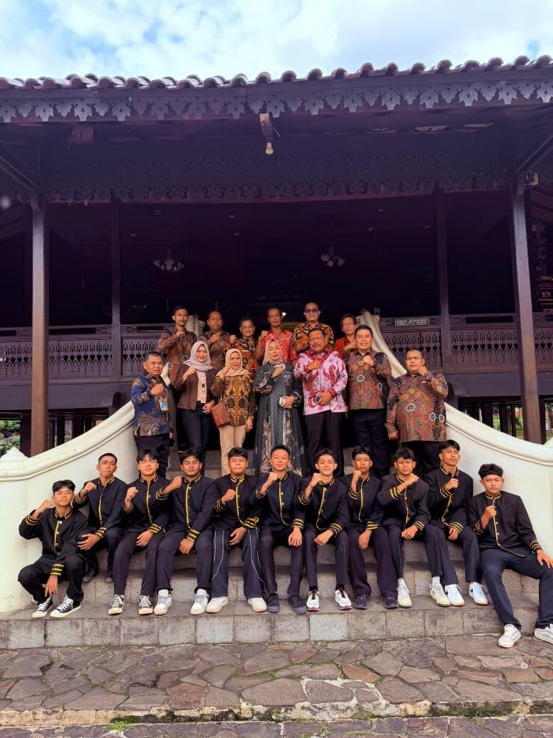 Wagub Bengkulu, Mian dan istri melakukan sidak ke Anjungan Bengkulu di Taman Mini Indonesia Indah (TMII) Jakarta guna memastikan bangunan tersebut dalam kondisi baik dan terawat.(Foto/Ist)