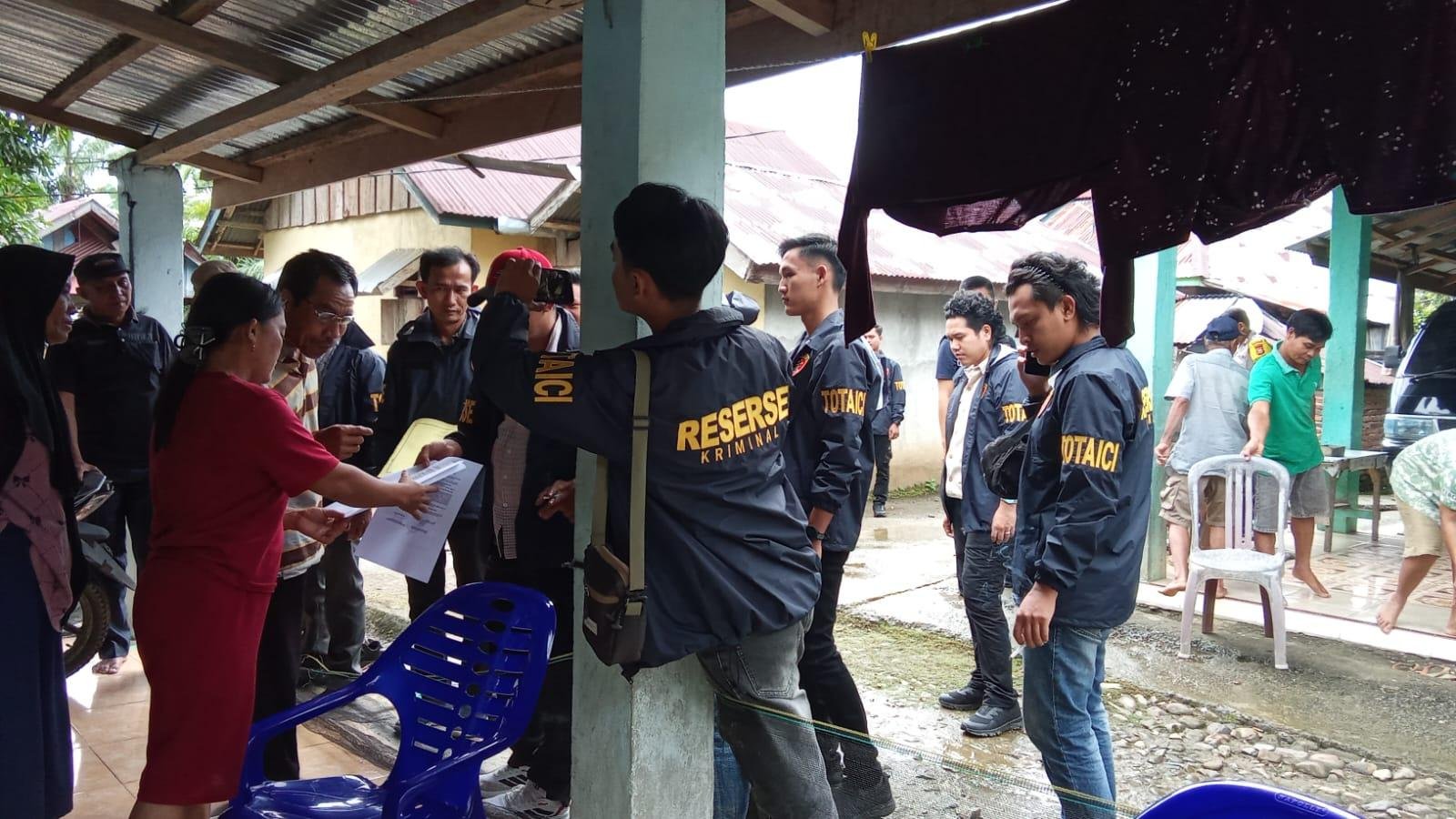 Sejumlah aparat melakukan penggeledahan rumah petani Pino Raya, Kabupaten Bengkulu Selatan yang menjadi korban penembakan petugas keamanan PT ABS beberapa waktu lalu.(Foto/Walhi Bengkulu)