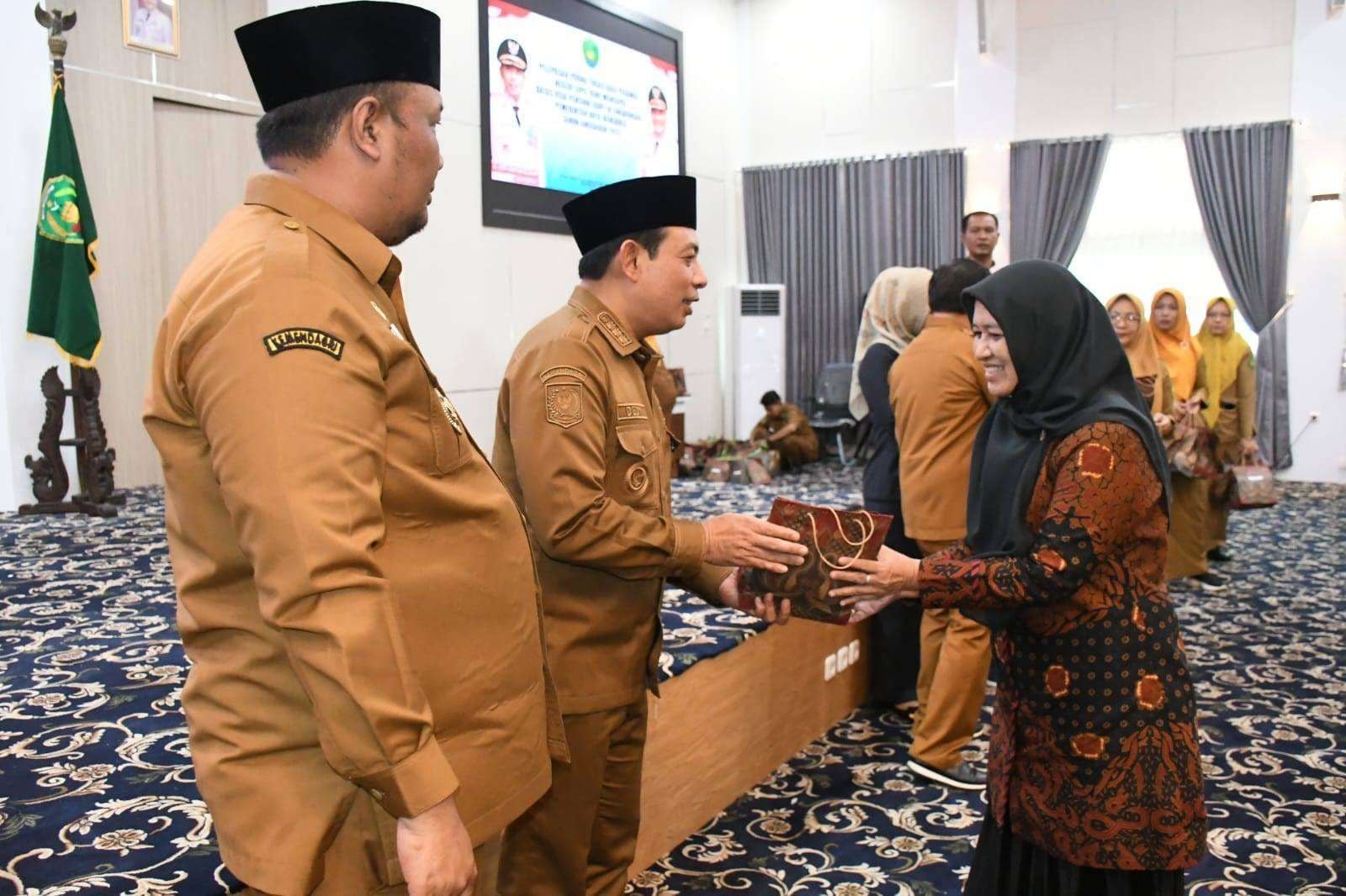 Wali Kota dan Wawali Bengkulu, Dedy Wahyudi-Roni Tobing melas ratusan ASN Pemkot Bengkulu yang memasuki masa pensiun terhitung Januari 2026. (Foto/Ist)\