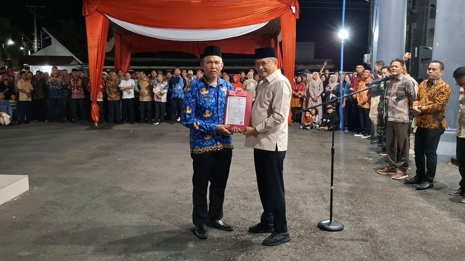 Bupati Bengkulu Tengah, Rachmat Riyanto menyerahkan SK pengangkatan Akif sebagai PPPK Paruh Waktu di Pemkab Bengkulu Tengah pada Sabtu (31/1/2026), sehari kemudian Akif langsung pensiun.(Foto HB/FIR)