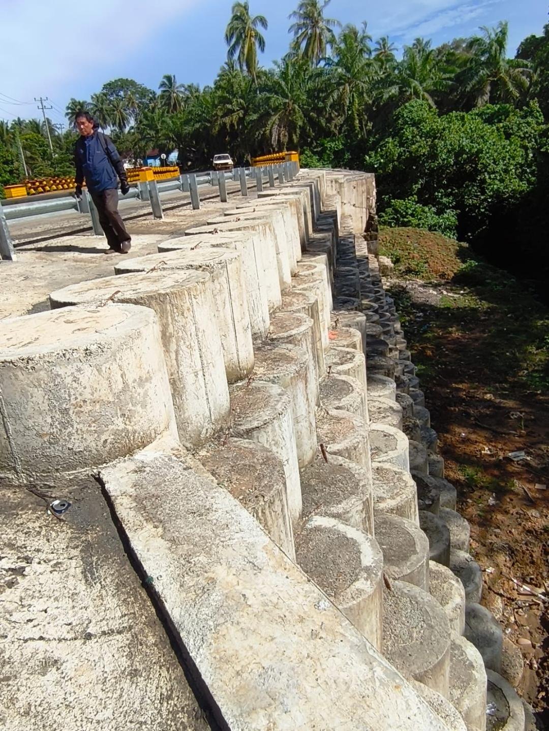 Proyek pembangunan penahan longsor di ruas jalan Lais-Napalan, Bengkulu Utara milik Balai Peningkatan Jalan Nasional (BPJN) Kementerian PUPR Bengkulu diduga dilaksanakan "asal jadi" sehingga dikhawatirkan bangunan bernilai miliaran rupiah tidak tahan lama.(Foto/Ist)