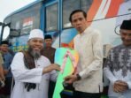 Bantuan Bus Sekolah di Kaur Gubernur Bengkulu, Helmi Hasan (kiri) menyerahkan kunci bus pelajar kepada Bupati Kuar, Gusril Pausi saat melakukan Safari Ramadan di kabupaten tersebut.(Foto/Ist)