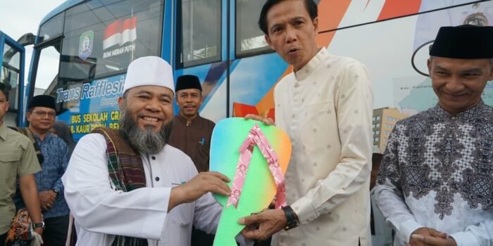 Gubernur Bengkulu, Helmi Hasan (kiri) menyerahkan kunci bus pelajar kepada Bupati Kuar, Gusril Pausi saat melakukan Safari Ramadan di kabupaten tersebut.(Foto/Ist)