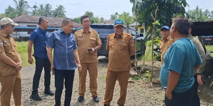 Bupati Bengkulu Tengah, Rachmat Riyanti didampingi Kepala Dinas PUPR Benteng, Kepala Diskominfo dan kepala OPD terkait meninjau jalan Susup-Gemantung rusak para untuk diprogramkan perbaikannya.(Foto/Tribun Benteng)