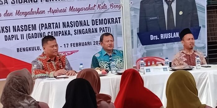 Anggota DPRD Kota Bengkulu, Riuslan (tengah) menggelar reses di dapil II Kecamatan Singaranpati dan Gading Cempaka di halaman Masjid Al Hidaya, Kelurahan Sidomulyo untuk menyerap aspirasi masyarakat yang diwakilinya, Senin 16 Februari 2026.(Foto HB/Usmin)