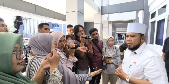 Gubernur Helmi Hasan mengucapkan kepada sejumlah wartawan mengucapkan selamat HPN 2026 dan menekan Jurnalisme Bernurasi, Junjung Tinggi Etika dan berpihak pada publik.(Foto/Ist)