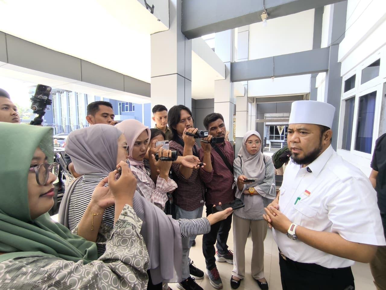 Gubernur Helmi Hasan mengucapkan kepada sejumlah wartawan mengucapkan selamat HPN 2026 dan menekan Jurnalisme Bernurasi, Junjung Tinggi Etika dan berpihak pada publik.(Foto/Ist)