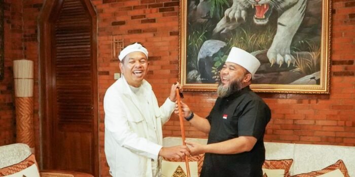 Gubernur Bengkulu, Helmi Hasan bersilaturahmi dengan Gubernur Jawa Barat, Kang Dedy Mulyadi (KDM) di Lembuar Pakuan, Jabar sekalgus menyerahkan bantuan korban bencana untuk warga Bandung Barat, dan sebuah tongkat sebagai tanda keakraban persahabatan.(Foto/Ist)