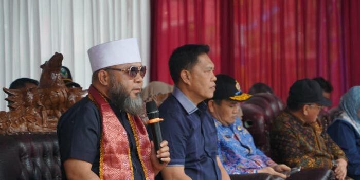 Gubernur Bengkulu, Helmi Hasan (kiri) didampingi Bupati Lebong, Azhari saat berdialog para penambang emas tradisional Lebong Tambang, di Kabupaten Lebong, pekan lalu.(Foto/Ist)