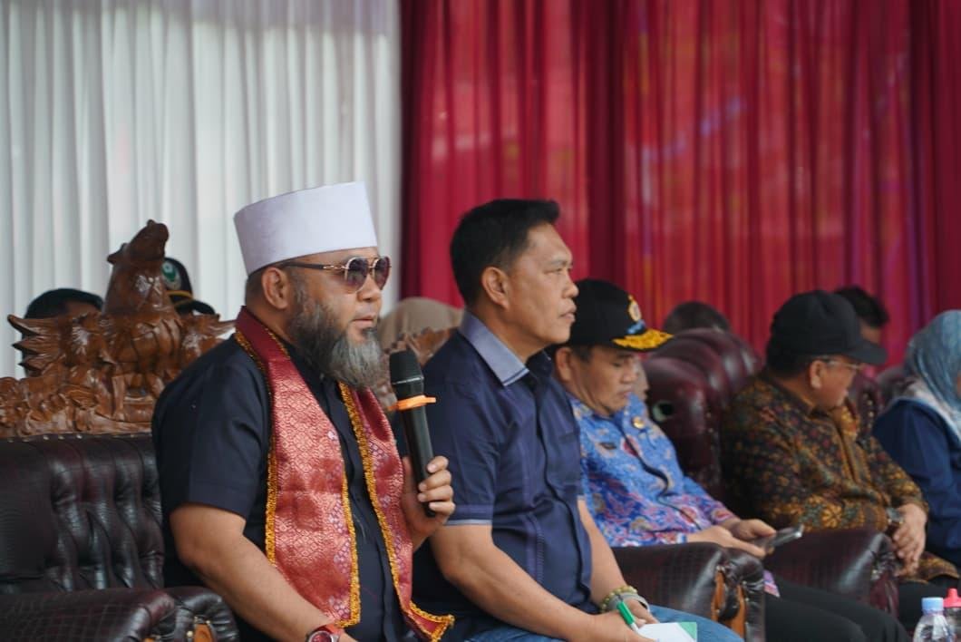 Gubernur Bengkulu, Helmi Hasan (kiri) didampingi Bupati Lebong, Azhari saat berdialog para penambang emas tradisional Lebong Tambang, di Kabupaten Lebong, pekan lalu.(Foto/Ist)