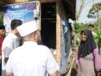 Gubernur Bengkulu, Helmi Hasan mengunjung rumah warga seorang janda di Kabupaten Rejang Lebong, untuk dipasangkan aliran listrik dan diperbaiki melalui program perbaikan rumah tidak layak huni.(Foto/Ist)