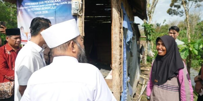 Gubernur Bengkulu, Helmi Hasan mengunjung rumah warga seorang janda di Kabupaten Rejang Lebong, untuk dipasangkan aliran listrik dan diperbaiki melalui program perbaikan rumah tidak layak huni.(Foto/Ist)