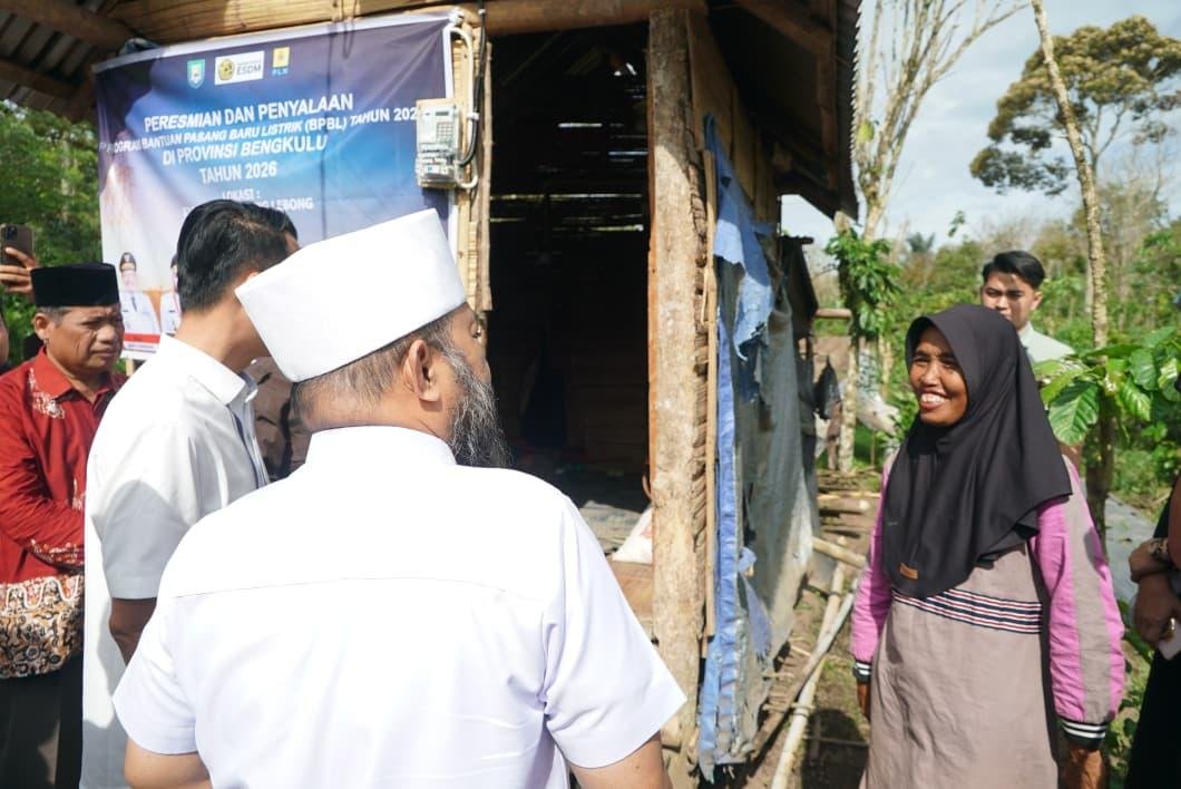 Janda Miskin Rejang Lebong Gubernur Bengkulu, Helmi Hasan mengunjung rumah warga seorang janda di Kabupaten Rejang Lebong, untuk dipasangkan aliran listrik dan diperbaiki melalui program perbaikan rumah tidak layak huni.(Foto/Ist)