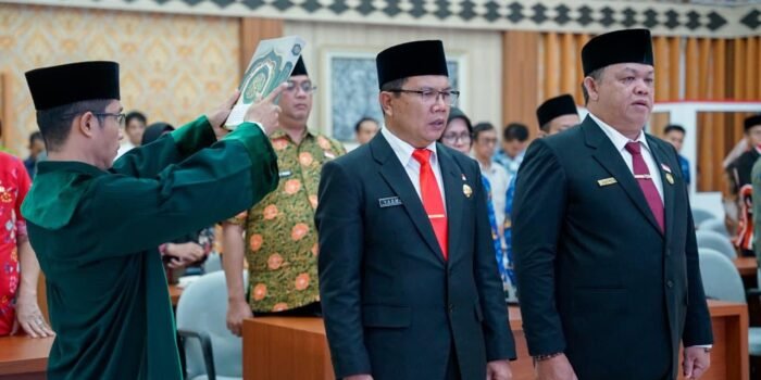 Zulhendri dilantik sebagai Kepala Dinas Dikbud Provinsi Bengkulu (kanan) dan Yusman (kiri) dilantikan sebagai Kepala Dinas Kesehatan Provinsi Bengkulu. Dua pejabat ini dilantikan mengisi jabatan eselon II yang sudah lama kosong.(Foto/Ist)