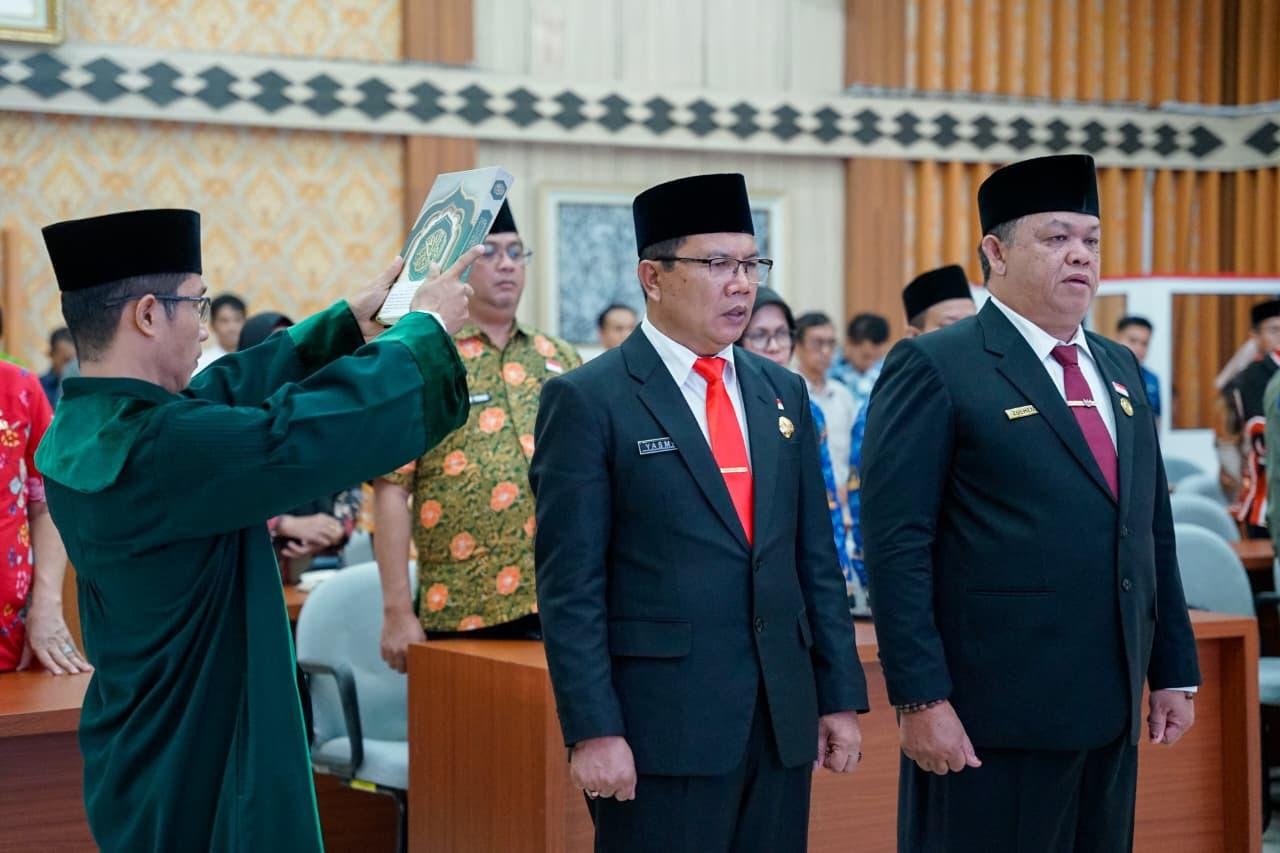 Zulhendri dilantik sebagai Kepala Dinas Dikbud Provinsi Bengkulu (kanan) dan Yusman (kiri) dilantikan sebagai Kepala Dinas Kesehatan Provinsi Bengkulu. Dua pejabat ini dilantikan mengisi jabatan eselon II yang sudah lama kosong.(Foto/Ist)
