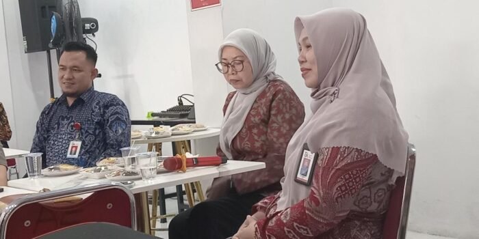 Kepala OJK Bengkulu, Ayu Laksmi Syntia Dewi (tengah) saat menghadiri sebuah acara di Bengkulu beberapa waktu lalu.(Foto/Dok)