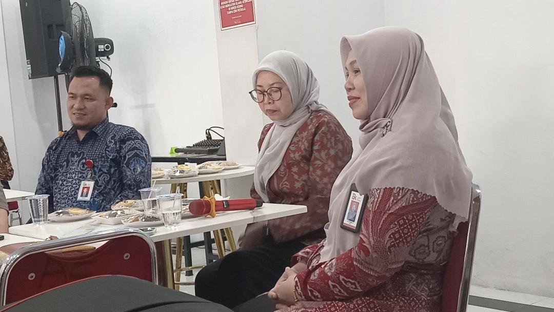 Kepala OJK Bengkulu, Ayu Laksmi Syntia Dewi (tengah) saat menghadiri sebuah acara di Bengkulu beberapa waktu lalu.(Foto/Dok)