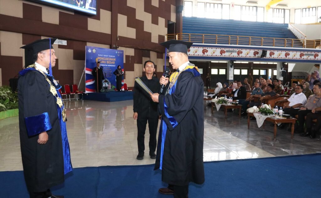 Ketua Senat Universitas Bengkulu (Unib) Prof Herawan Sauni (kanan) mengukuhan dan memasang Samir Kehormatan Guru Besar kepada Rektor Unib Prof Indra Cahyadinata sebagai guru besar dalamrapat senat Unin, bertempat di gedung GSG Unib.(Foto/Humas Unib)