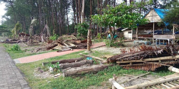 Sejumlah lapak liar di kawasan objek Pantai Panjang, Kota Bengkulu dibersihkan oleh Satpol PP setempat dalam upaya penataan kawasan pariwisata di daerah ini.(Foto/Ist)