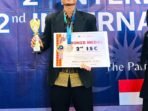 Mahasiswa Fakultas Ekonomi, Universitas Bengkulu, Dery Septriansyah meriah dua penghargaan Internasional pada ajang 2dn ISC Malaysia.(Foto/Humas Unib)