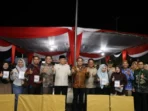 Bupati Bengkulu Tengah, Rachmat Riyanto, Wabup Tarmizi dan Ketua DPRD Bengkulu Tengah, Fepi Suheri foto bersama pedagang UMKM di lokasi Berbinar yang mendapat bantuan meja lipat portabel dari Disperidag Provinsi Bengkulu.(Foto/Ist)