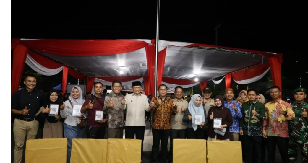 Bupati Bengkulu Tengah, Rachmat Riyanto, Wabup Tarmizi dan Ketua DPRD Bengkulu Tengah, Fepi Suheri foto bersama pedagang UMKM di lokasi Berbinar yang mendapat bantuan meja lipat portabel dari Disperidag Provinsi Bengkulu.(Foto/Ist)