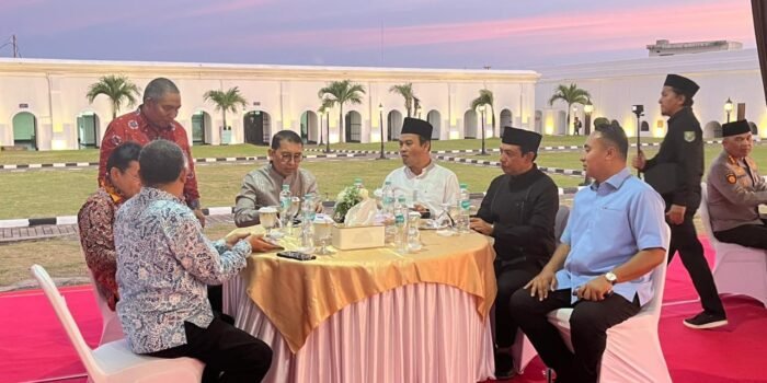 Wali Kota Bengkulu, Dedy Wahyudi, Sekda Bengkulu, Herwan Antoni dan sejumlah pejabat Pemprov Bengkulu mendampingi Menteri Kebudayaan RI, Fadli Zon berbuka puasa bersama di Benteng Marlborough.(Foto/Ist)