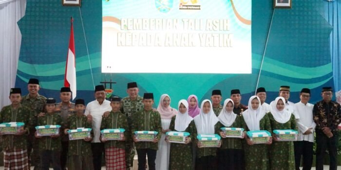 Wagub Bengkulu, Mian dan Pangdam XXI Radin Intan Mayjen TNI Kristomei Sianturi foto bersama pada acara buka bersama di Makorem 041 Gamas Bengkulu.(Foto/Ist)